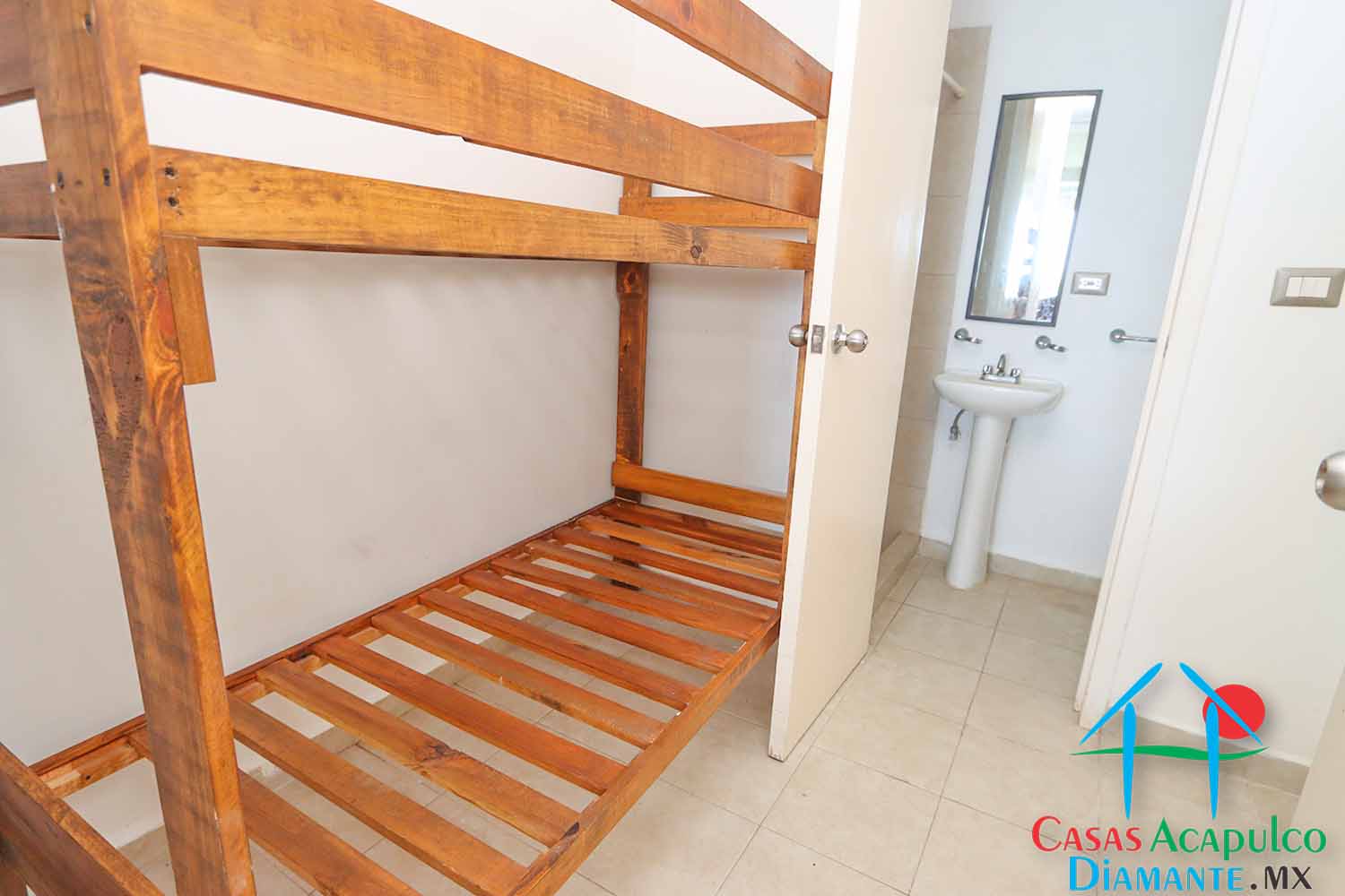 Ocean Front 106 - Cuarto de servicio antes de Otis 1